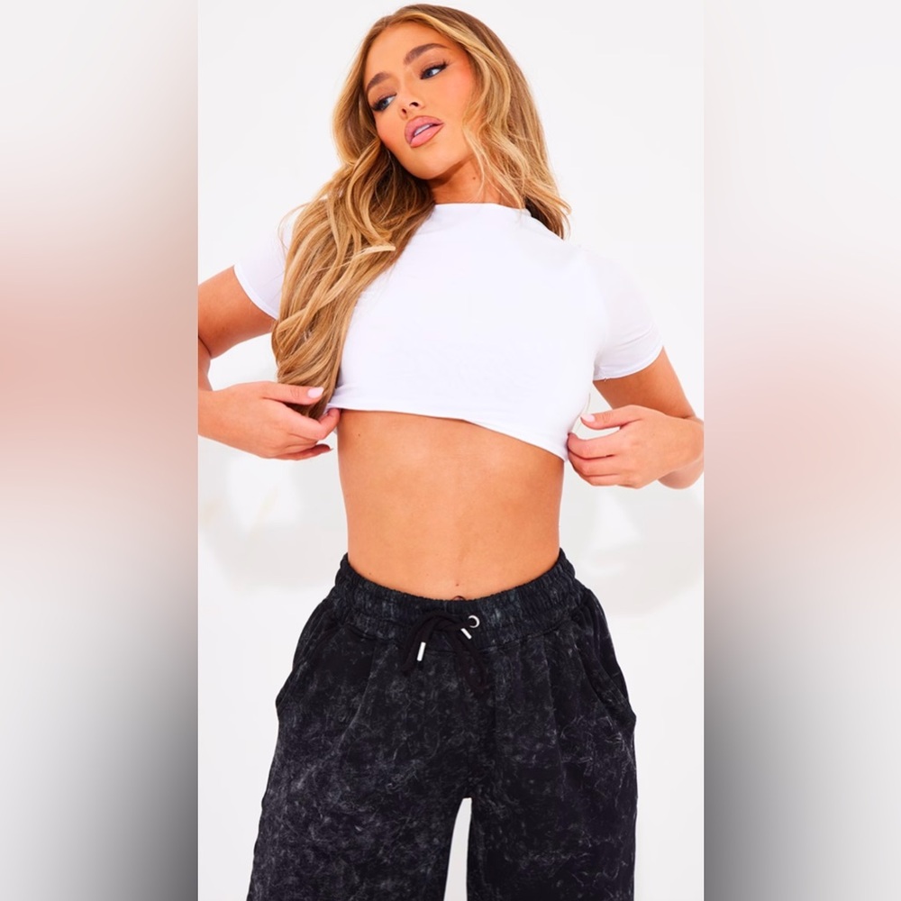 PrettyLittleThing White Cropped Tee